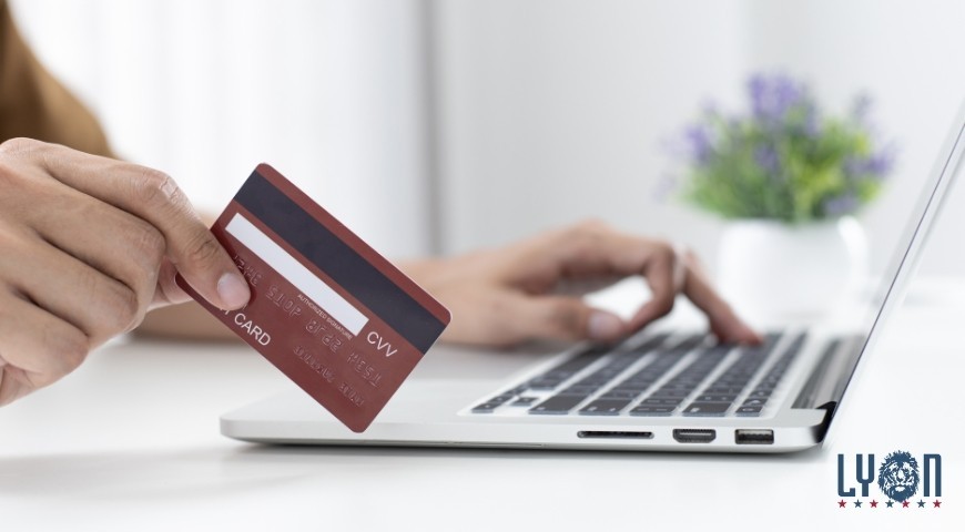Bidding online vs. bidding in person: pros and cons